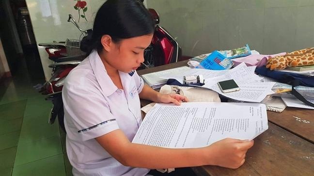 thí sinh nhận đề thi trên giấy a3 ảnh 1 thi sinh nhan de thi tren giay a3 anh 1