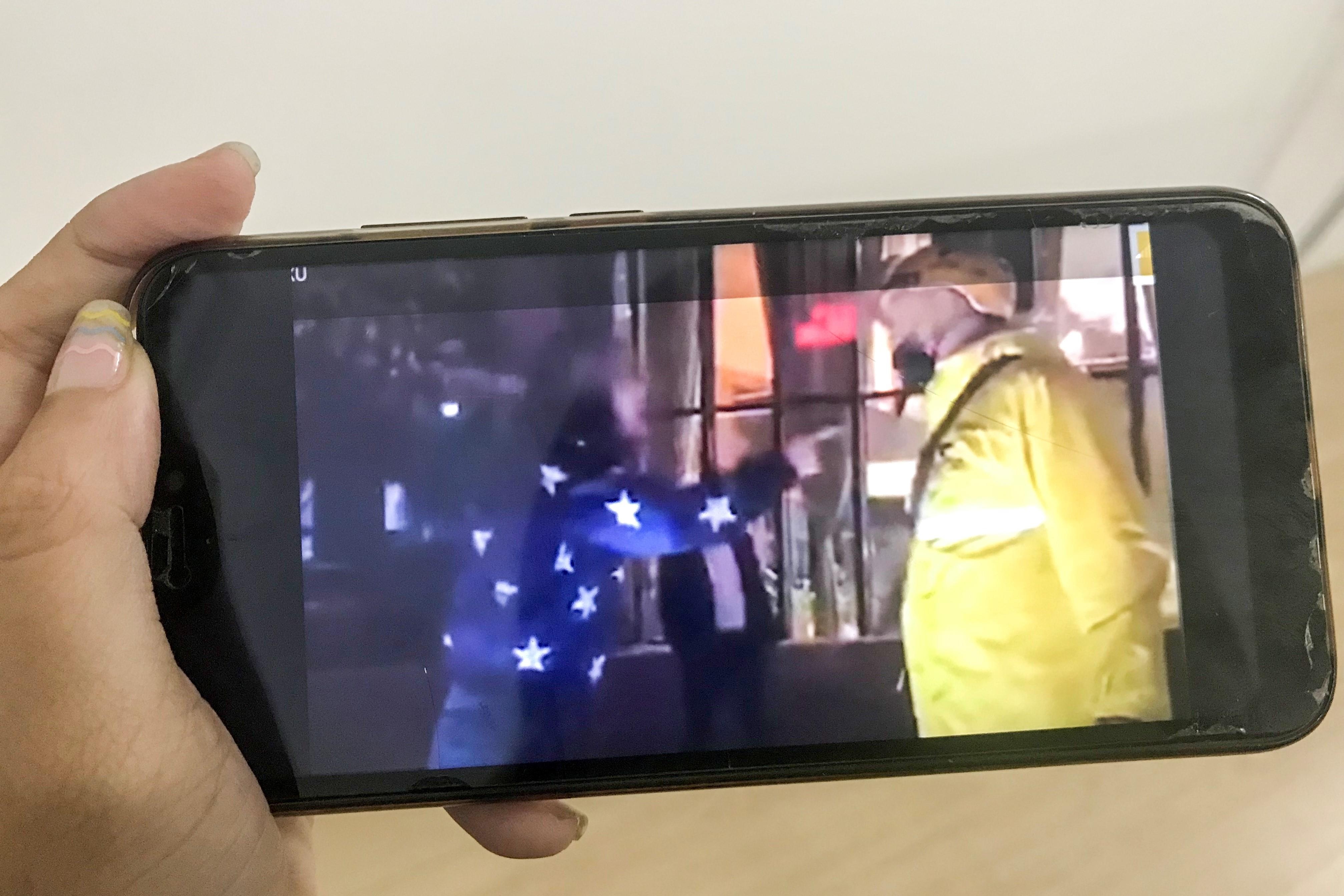 Blogger Trung Quoc bi 'nem da' vi danh shipper giua duong hinh anh