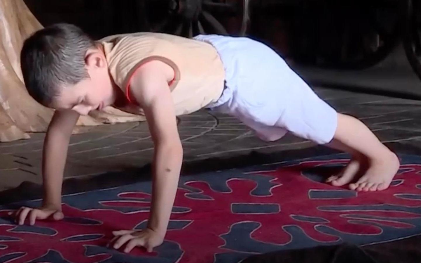 Cau be Nga 6 tuoi thuc hien hon 4000 lan hit dat trong 2 tieng hinh anh