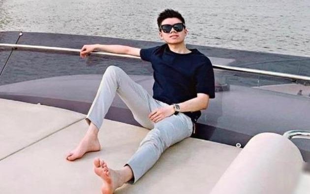 Phan Hoang dang anh khoe du thuyen sang trong 'nha moi tau' hinh anh