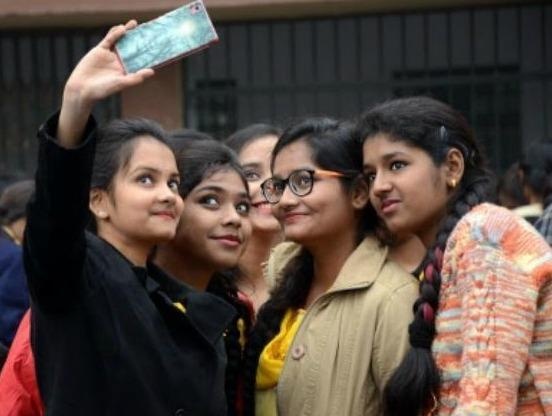 Hon 700 giao vien bi tru luong vi khong dang anh selfie tai lop hinh anh