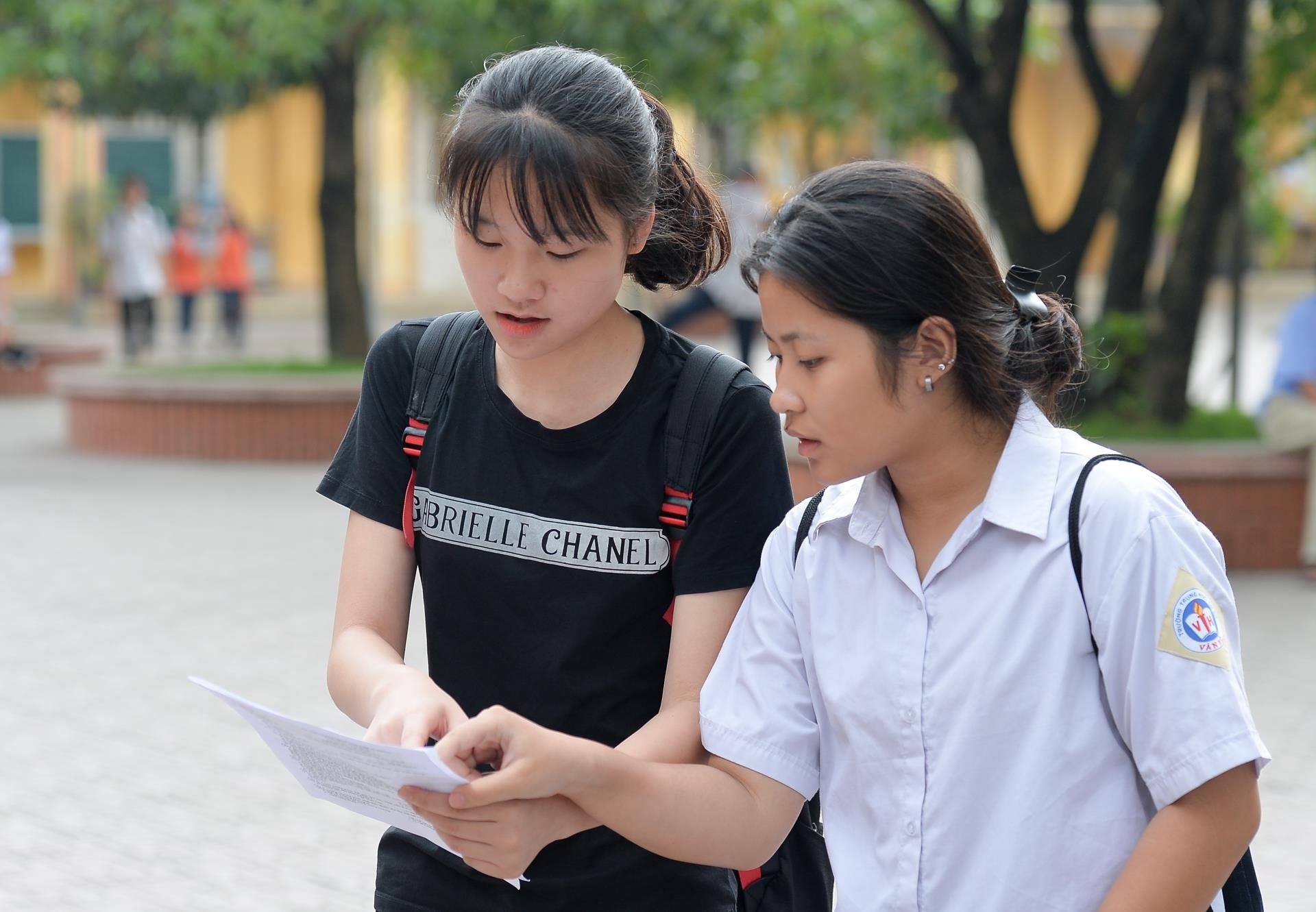 DH Kinh te TP.HCM cong bo 2 muc diem san 17 va 19 hinh anh