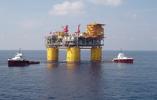 dau,  gia dau giam,  khai thac dau,  san xuat dau,  dong gieng dau anh 2