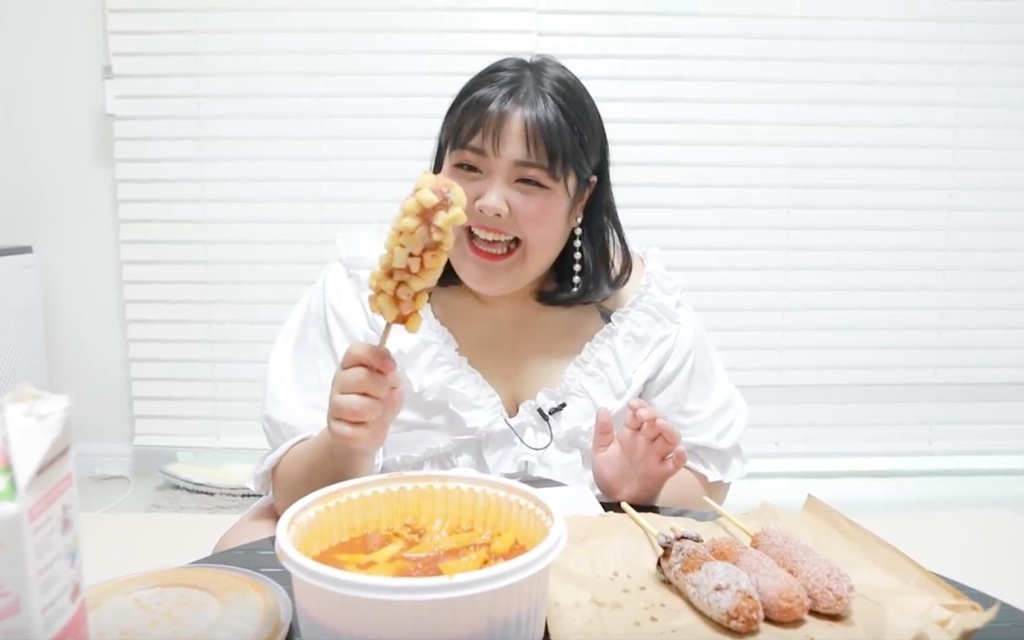 mukbang,  youtube,  kho dam lanh tinh,  thich xem nguoi khac an,  thu thach an anh 1