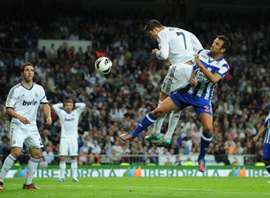 Top 10 ban thang dung manh bang dau cua CR7 hinh anh