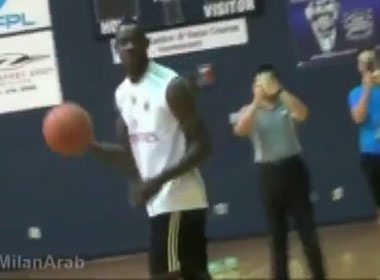 Balotelli tro tai up ro hinh anh