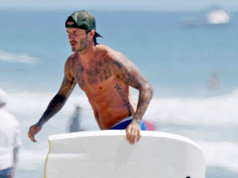 Beckham khoe hinh xam moi tren bien hinh anh