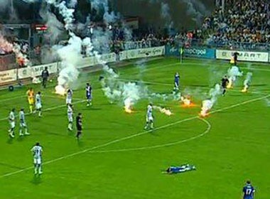 Canh tuong nem phao sang gay soc hinh anh