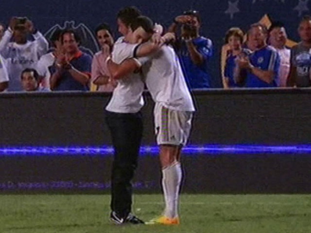 Fan cuong lao xuong san om hon CR7 hinh anh