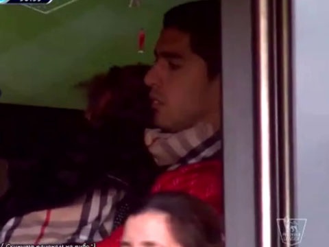 Suarez om con gai tren khan dai xem dong doi thi dau hinh anh