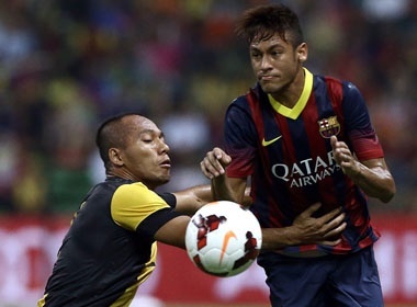 Clip Neymar nhay mua truoc hang phong ngu Malaysia hinh anh