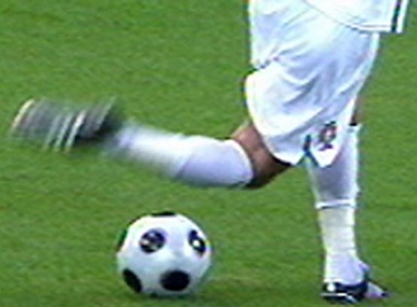 Ban thang dang cap theo kieu rabona hinh anh