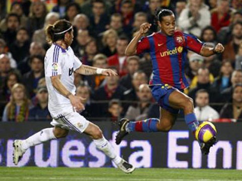 Ronaldinho di bong qua mat nhung danh thu hang dau hinh anh