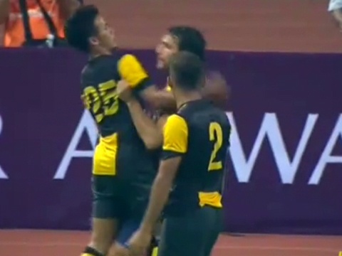 Tinh huong choi xau cua cau thu Malaysia voi Fabregas hinh anh