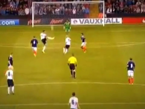 Thu mon dua bong cho tien dao doi phuong ghi ban hinh anh