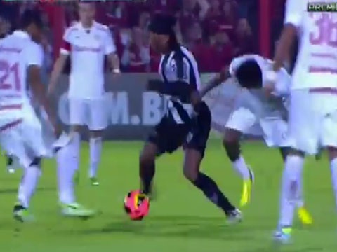 Ronaldinho xoay tro trong vong vay cua 4 cau thu hinh anh