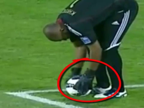 Pha cau gio quai kiet nhat lich su bong da hinh anh