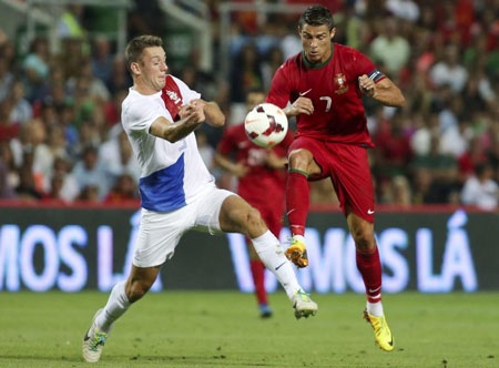 Ronaldo mot minh chong lai hang thu Ha Lan hinh anh