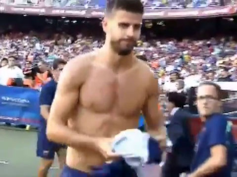 Fan nhi bat khoc vi duoc Pique tang ao hinh anh