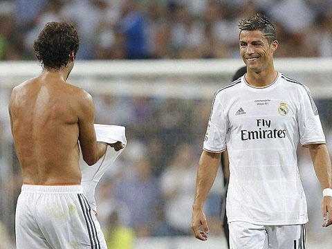 Clip Raul trao lai chiec ao so 7 huyen thoai cho Ronaldo hinh anh