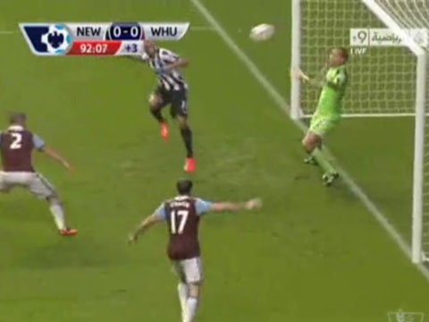 Pha bo lo khong tuong dau tien tai Premier League hinh anh