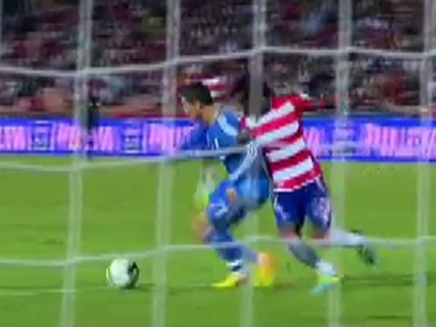 Clip Ronaldo khuay dao khung thanh Granada hinh anh