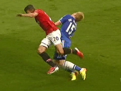 Clip Van Persie cho Bruyne 'an trau' hinh anh