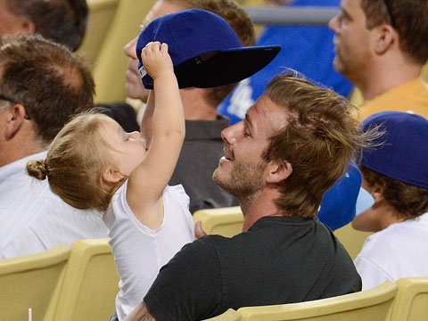 Harper tinh nghich di xem bong chay cung bo hinh anh