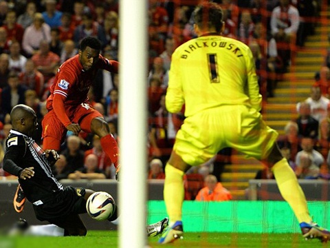 Liverpool chat vat vuot qua doi thu hang 2 hinh anh