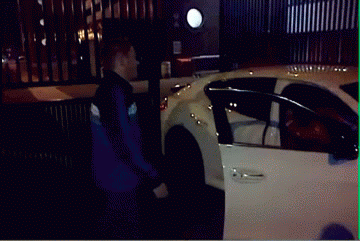 Khoai chi, Daniel Sturridge xuong xe nhay cung fan hinh anh