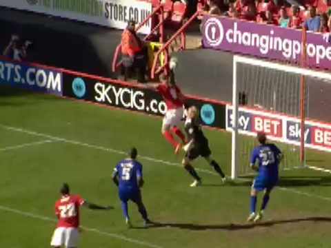 Con trai thu thanh Peter Schmeichel cuu thua an tuong hinh anh