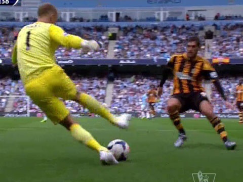 Joe Hart lua bong dieu nghe nhu CR7 hinh anh