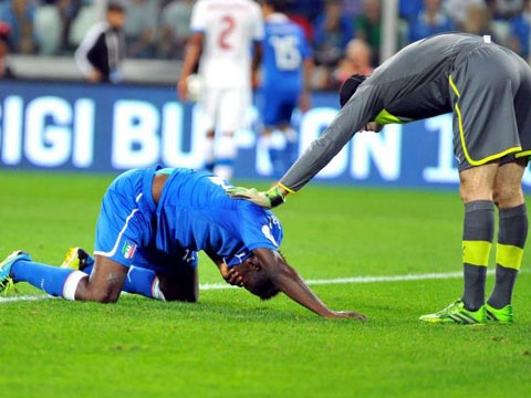 Pha bo lo sieu te cua Balotelli hinh anh