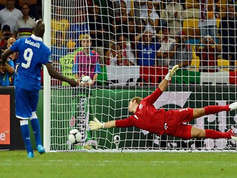 Balotelli - Ong vua tren cham 11m hinh anh