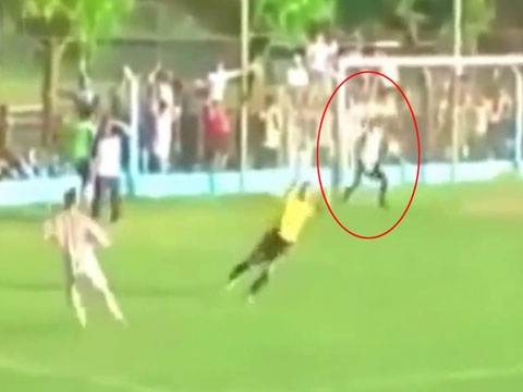 Cau thu du bi len vao san cuu thua hinh anh