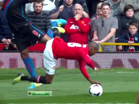 An va tho thien, Ashley Young nhan the vang hinh anh