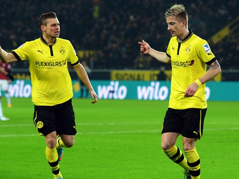 Dortmund thang 6 sao, Bayern nhe nhang ha Hannover hinh anh