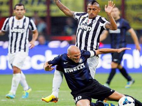 Juve va Inter cam chan nhau trong tran derby d'Italia hinh anh