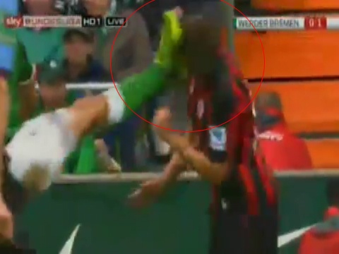 Pha dap bong ron nguoi cua cuu tien dao Chelsea hinh anh