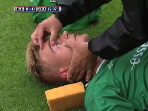 Cau thu bat tinh sau khi nhan the do hinh anh