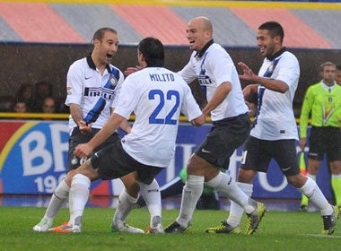 Milito lap cu dup trong chien thang huy diet cua Inter Milan hinh anh