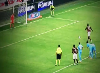 Pha sut truot penalty dau tien trong su nghiep Balotelli hinh anh
