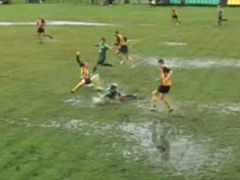 Cau thu 2 doi dua nhau vo ech tren san hinh anh