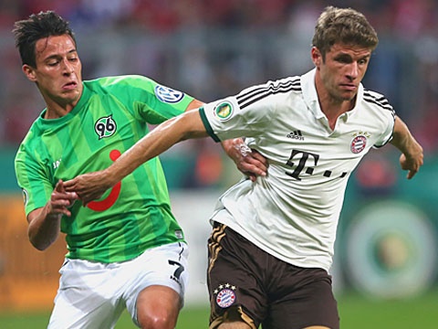 Muller toa sang, Bayern thang dam Hannover hinh anh