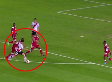 Pha di bong ghi ban nhu Messi hinh anh