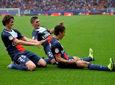 Cavani lap cong, PSG len ngoi dau bang hinh anh