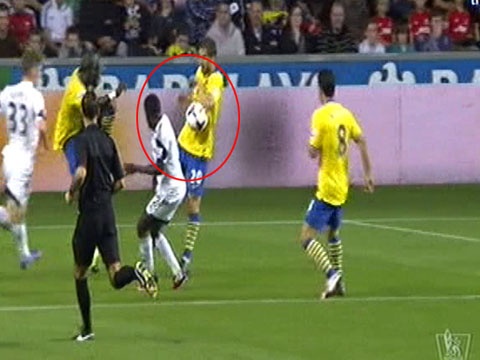 Tinh huong giup Arsenal chien thang may man hinh anh