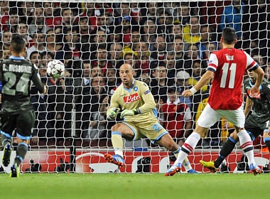 Cu cua long cua Oezil dep nhat loat tran C1 vua dien ra hinh anh