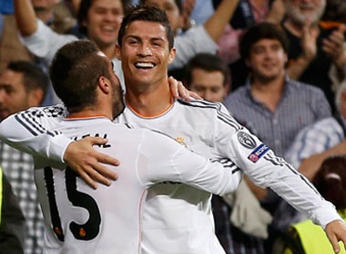 Ronaldo choi sang trong tran dau tro thanh 'Ngai the ky' hinh anh