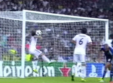 Tinh huong cuu thua ngay tren vach voi cua Modric hinh anh